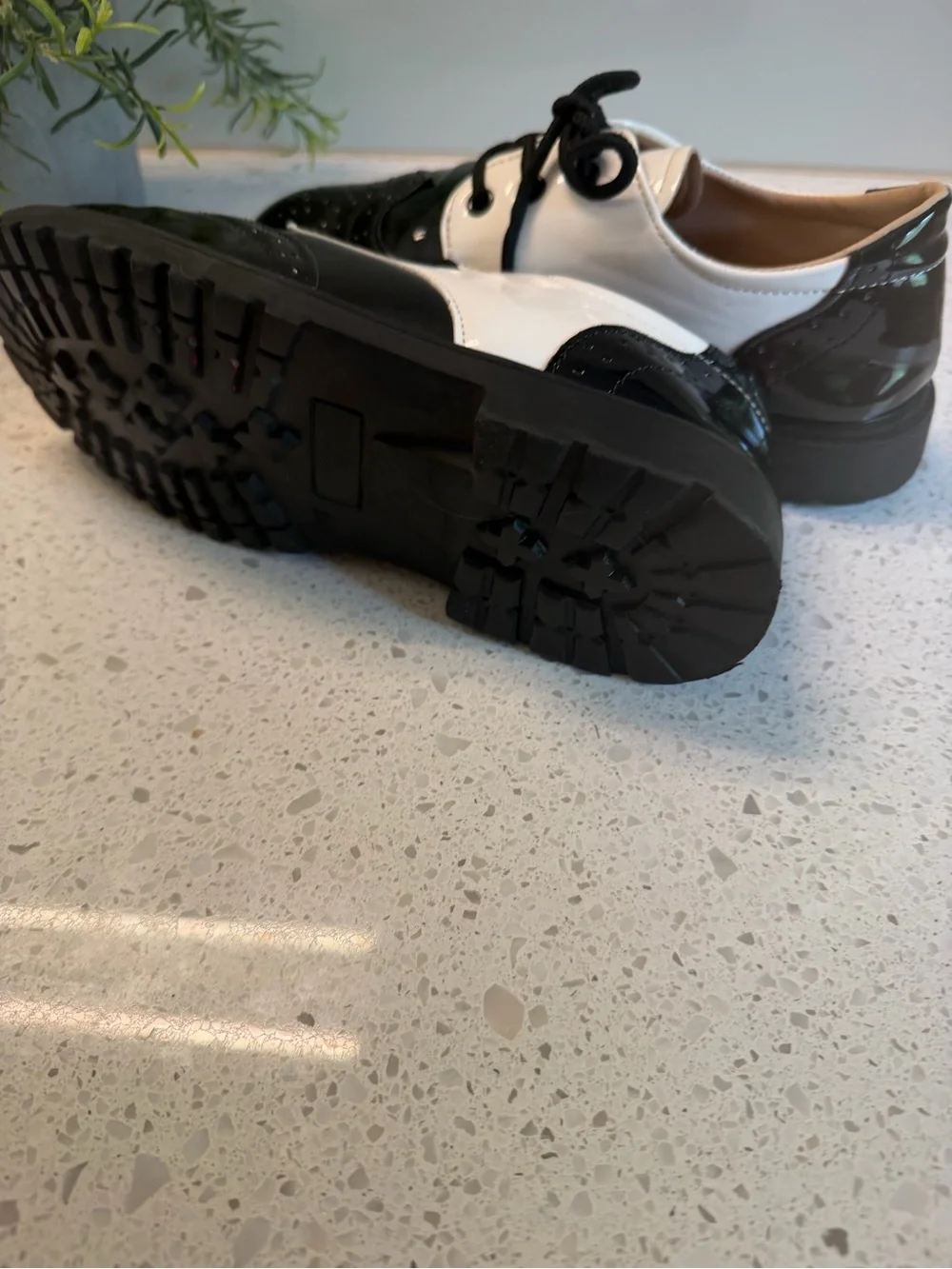 Two-Tone Women's Patent Oxford Flats - Black & White